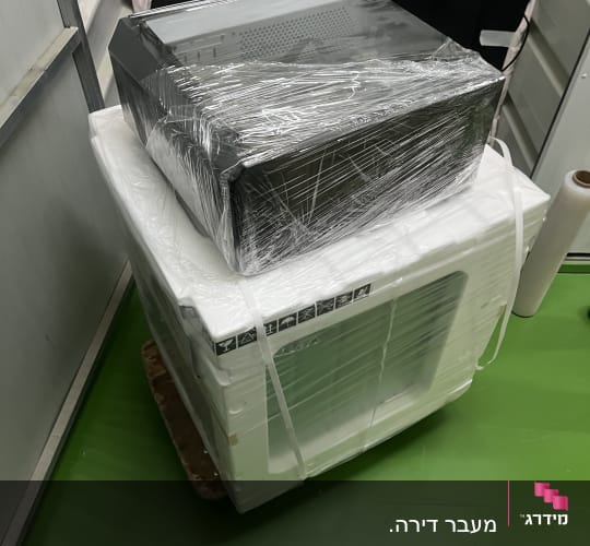 מכשירים עטופים בניילון על משטח ירוק